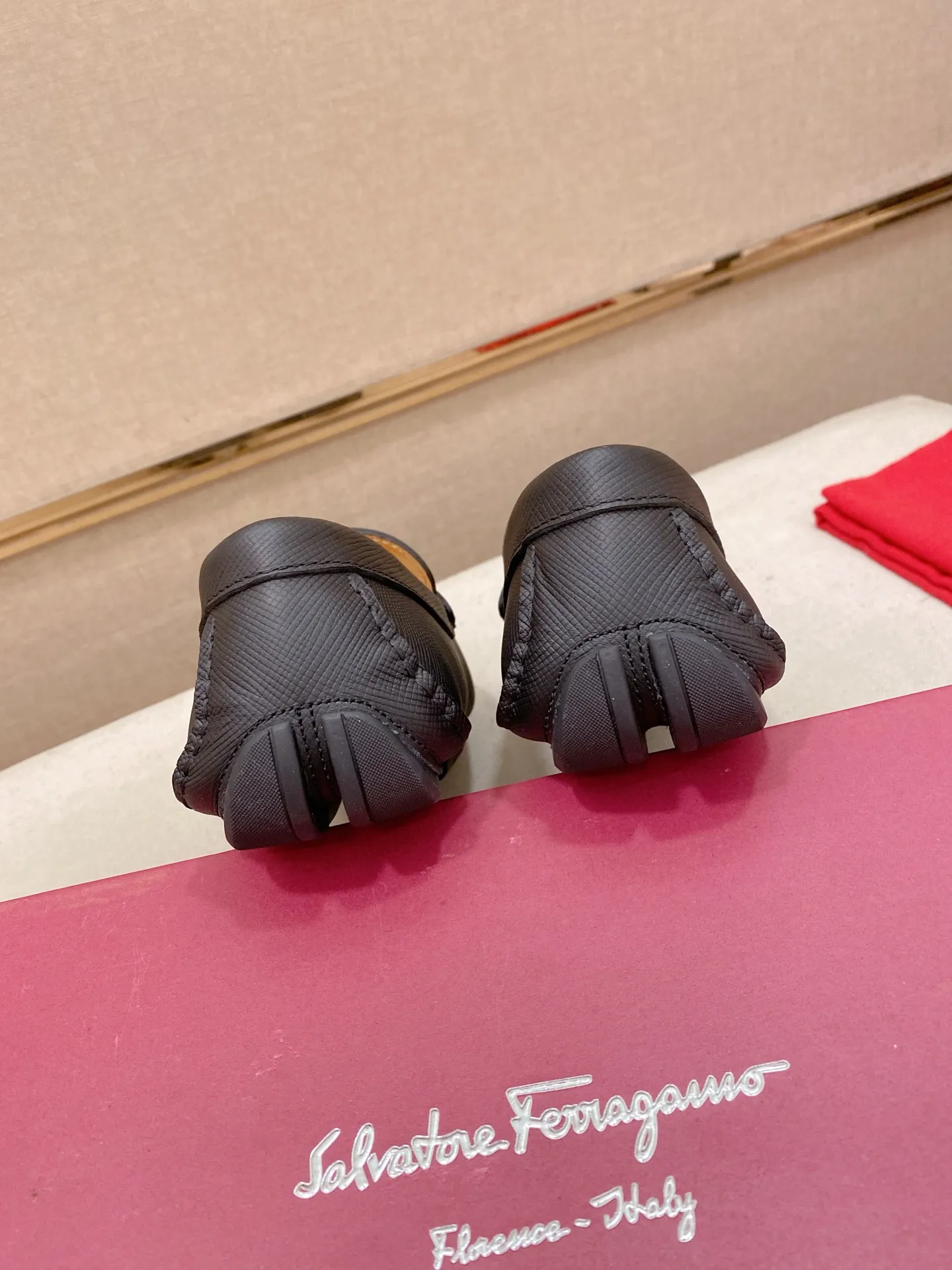 Factory price: 540💰High-end quality! Ferragamo🆕🆕Exclusive hot-selling products in stock🔥🔥New products on the shelves, high-quality Ferragamo men's pea shoes, high-end casual driving shoes, with complete packaging! 💪 💪 Material: imported first-layer cowhide 🐂 + imported high-quality water-dyed cowhide lining + wear-resistant outsole 👍🏻👍🏻 Features: high-end and comfortable, purely handmade 🚀 🚀 Create the perfect shoe that suits you best 🔥 🔥 Size: (38-44) 45 standard size can be customized!
